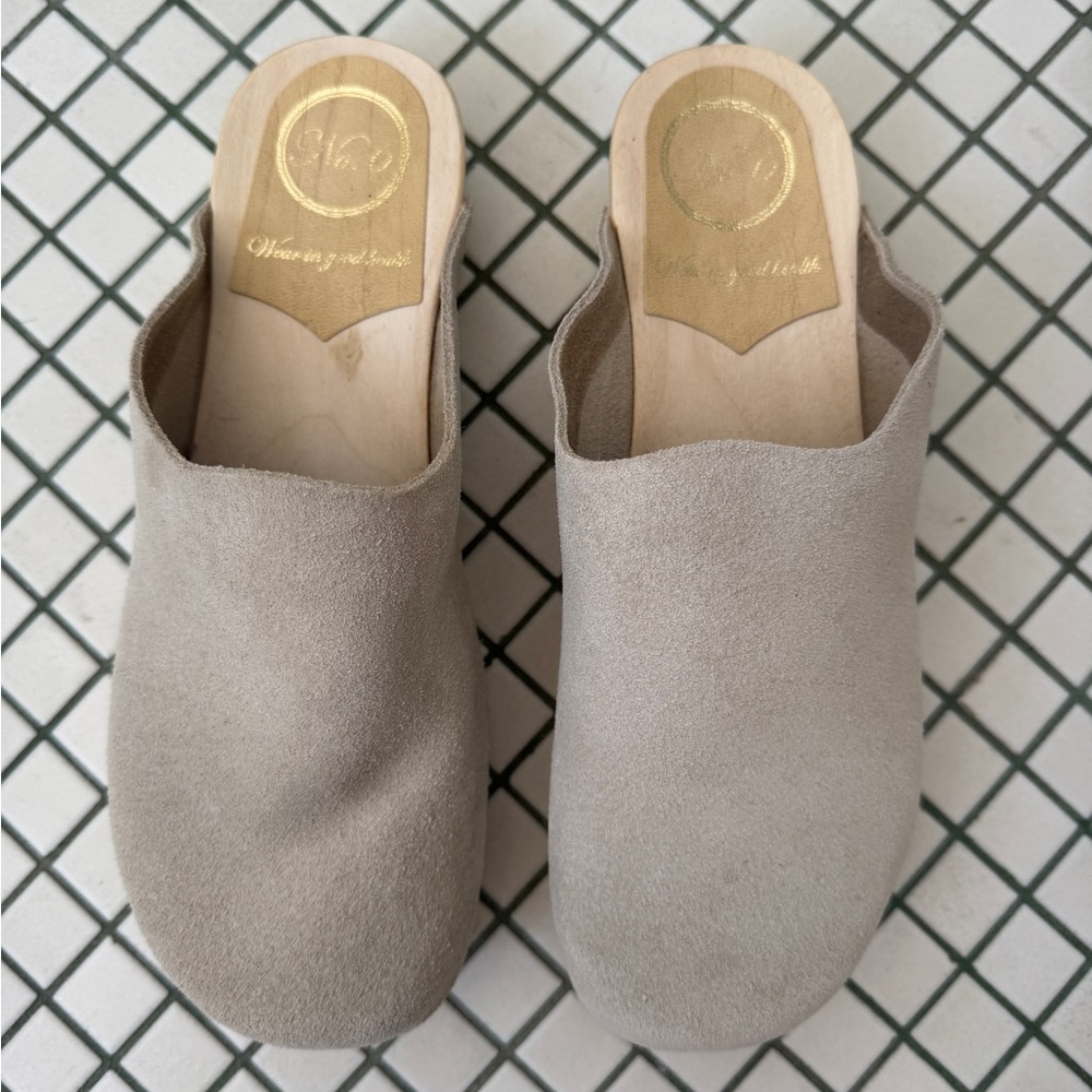 No. 6 Contour Clog on Flat Wood Base in Chalk Suede Gray White Cream Mule